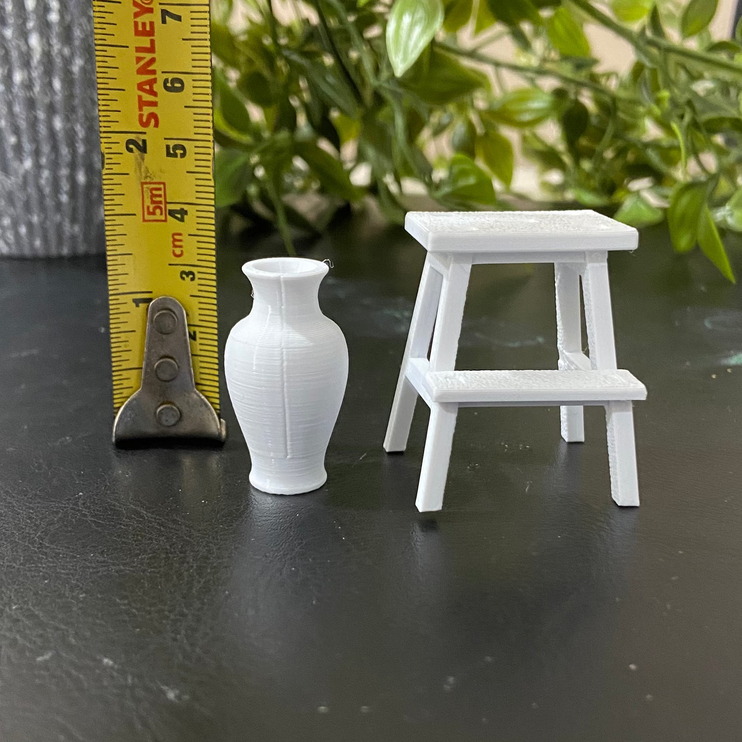 Outdoor Stool and Pot - Dollhouse - M023