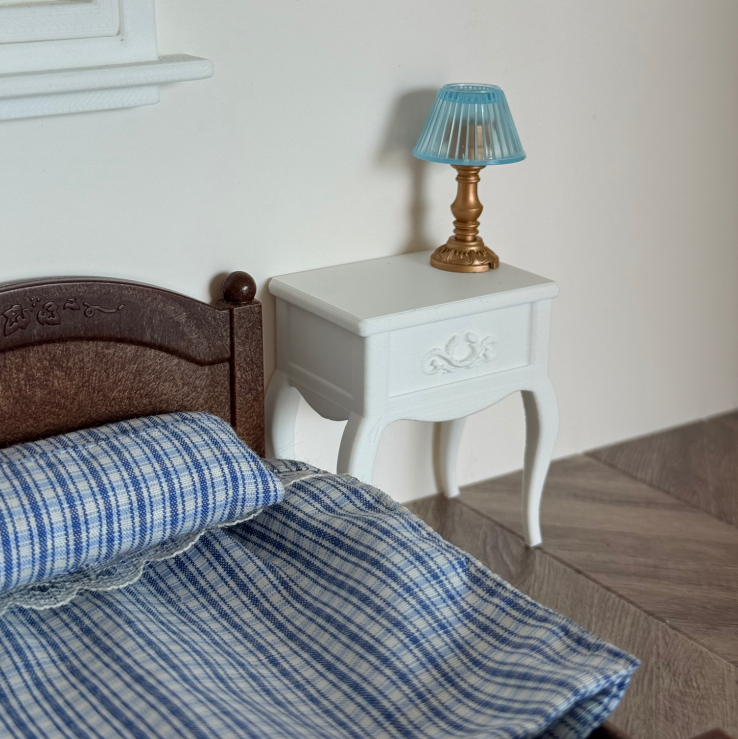 Curve Leg Bedside Table for Dollhouse Miniature - M002