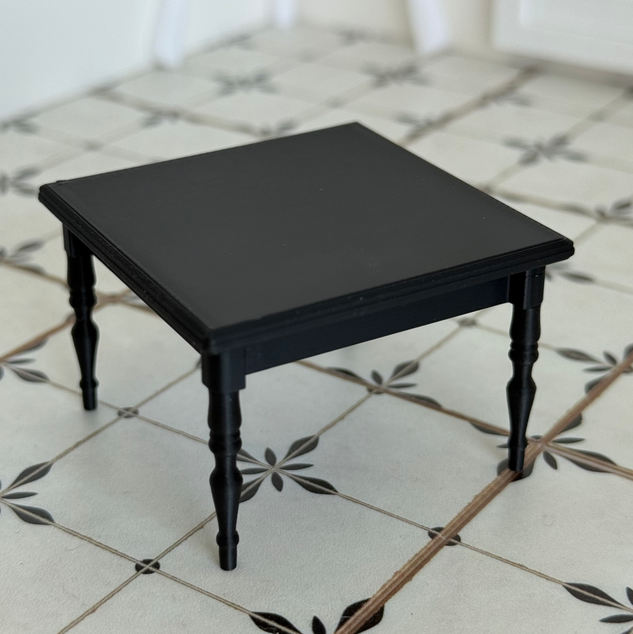 Classic Scalable Miniature Table – Turned Legs - M003