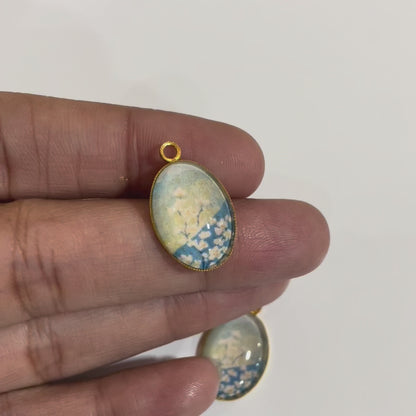 GN012 - Pack of 2pcs - White Flowers - Glass Pendants with Metal Base